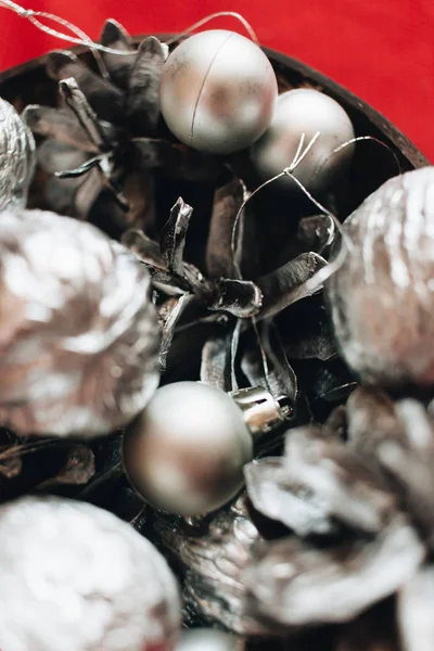 Kerstdecoratie Met Zilveren Kogels Kerstballen Dennenappels Rode Achtergrond — Stockfoto