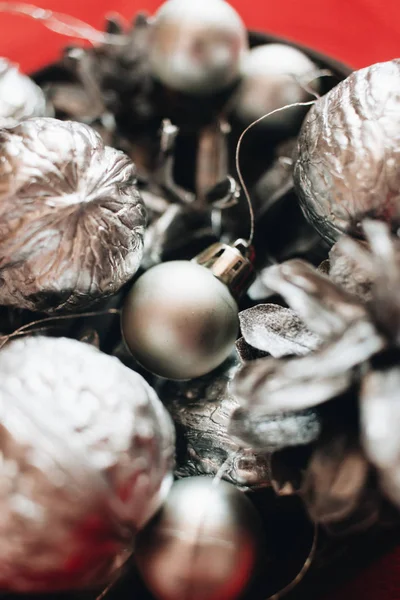 Çam Kozalakları Kırmızı Zemin Üzerine Gümüş Toplar Baubles Ile Noel — Stok fotoğraf