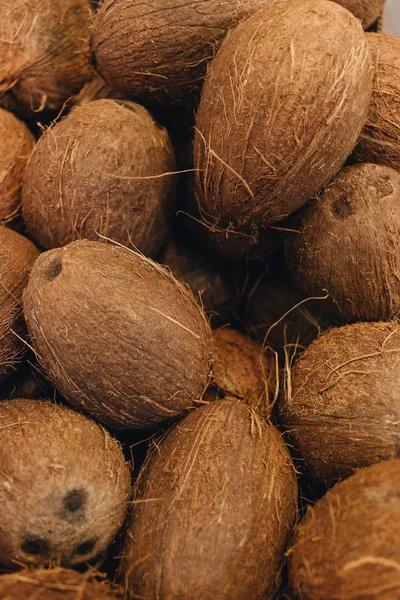 Högen Kokosnötter Tropiska Frukter Bakgrund — Stockfoto