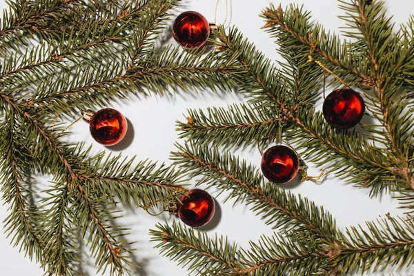 Árbol Navidad Decorado Con Brillantes Bolas Rojas — Foto de Stock