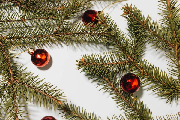 Árbol Navidad Decorado Con Brillantes Bolas Rojas — Foto de Stock