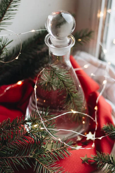 電気のガーランドとガラスの瓶で飾られたクリスマス小枝 — ストック写真