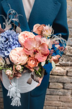 güzel tutan kadın ihale pembe çiçekli buket bahar
