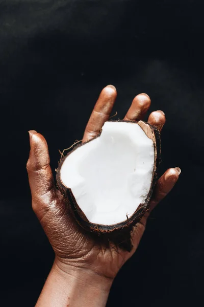 Weibliche Hand Mit Kokosnuss Auf Schwarzem Hintergrund — Stockfoto