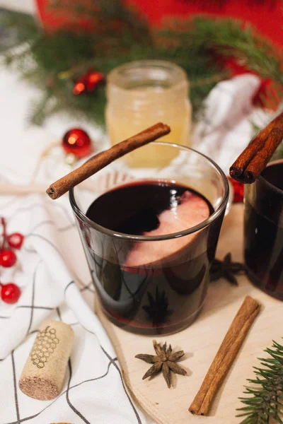 Ζεστό Mulled Κρασί Και Χριστουγεννιάτικη Διακόσμηση Στο Τραπέζι — Φωτογραφία Αρχείου