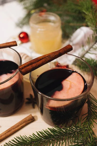 Ζεστό Mulled Κρασί Και Χριστουγεννιάτικη Διακόσμηση Στο Τραπέζι — Φωτογραφία Αρχείου
