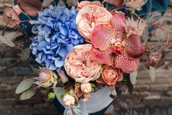 Mujer Sosteniendo Hermoso Ramo Primavera Con Tiernas Flores Color Rosa — Foto de Stock