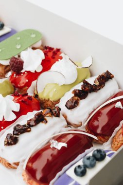 Sır ile lezzetli eklerleri kümesi renkli tatlı 