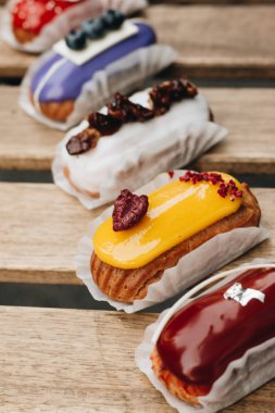 Sır ile lezzetli eklerleri kümesi renkli tatlı