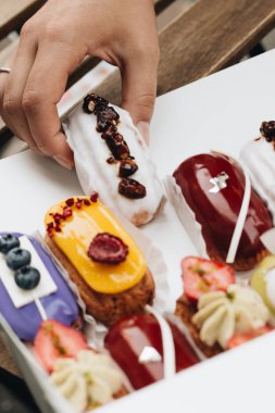 Erkek el ile sır, lezzetli tatlılar alarak renkli tatlı 