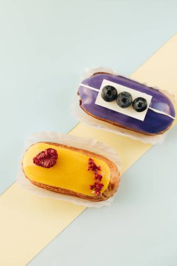 Sır ile lezzetli eklerleri kümesi renkli tatlı 