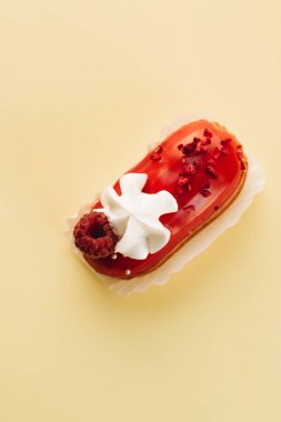 Kırmızı sır ve ahududu, tatlı tatlı lezzetli pasta 