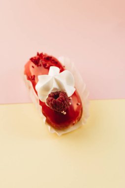 Kırmızı sır ve ahududu, tatlı tatlı lezzetli pasta 