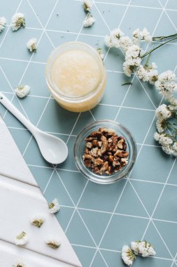 ceviz, bal ve masaya beyaz çiçek