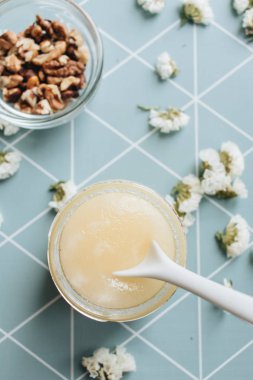 masaya kaşık ve beyaz çiçek ile tatlım