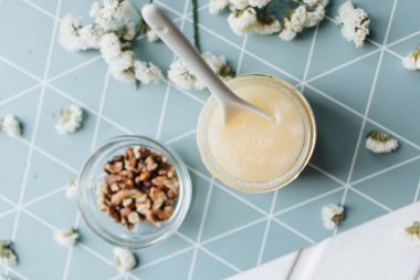 ceviz, bal ve masaya beyaz çiçek