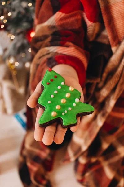 女性の手持ち株艶をかけられたクッキーのクリスマス ツリーとして形 — ストック写真