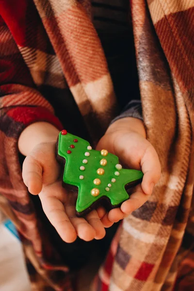 女性の手持ち株艶をかけられたクッキーのクリスマス ツリーとして形 — ストック写真