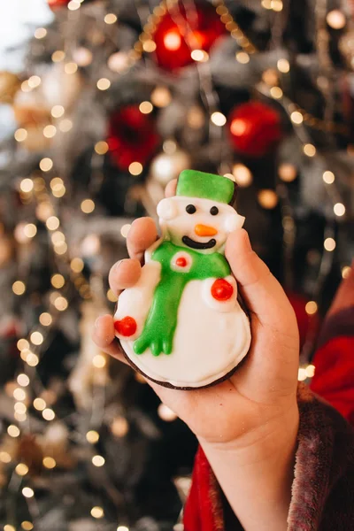 雪だるま形の生気のない Cookie を保持している子供の手 — ストック写真