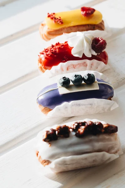 Reihe Köstlicher Eclairs Mit Glasur Farbenfrohes Dessert — Stockfoto