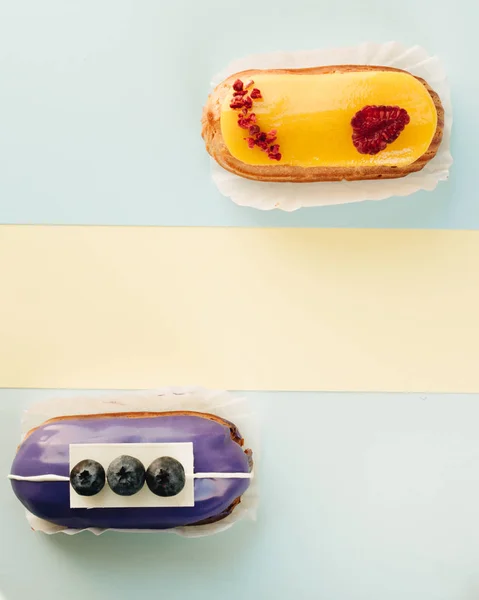 Conjunto Deliciosos Eclairs Com Esmalte Sobremesa Colorida — Fotografia de Stock