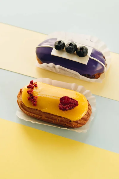 Conjunto Deliciosos Eclairs Com Esmalte Sobremesa Colorida — Fotografia de Stock