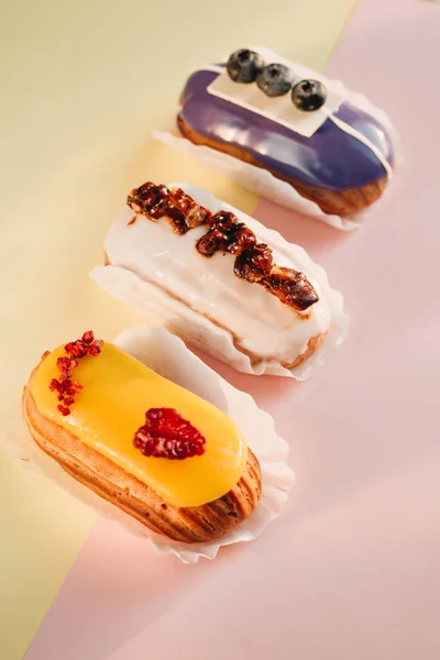 Conjunto Deliciosos Eclairs Com Esmalte Sobremesa Colorida — Fotografia de Stock