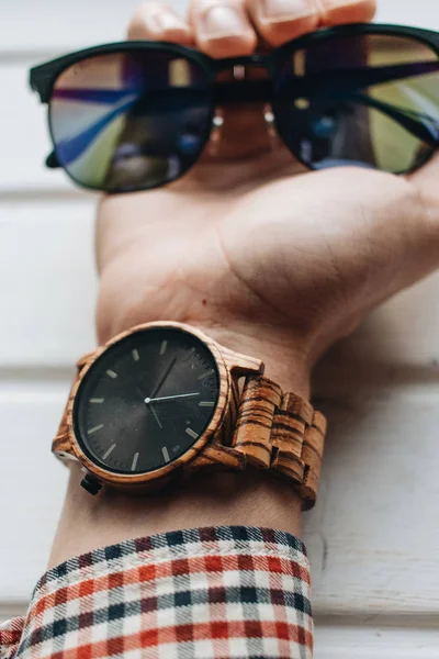 Manlig Hand Bär Snygga Armbandsur — Stockfoto