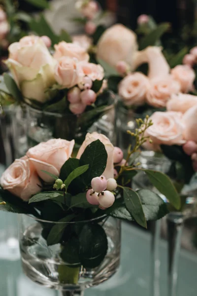 Flores Sobre Mesa Elegante Decoración Floral —  Fotos de Stock