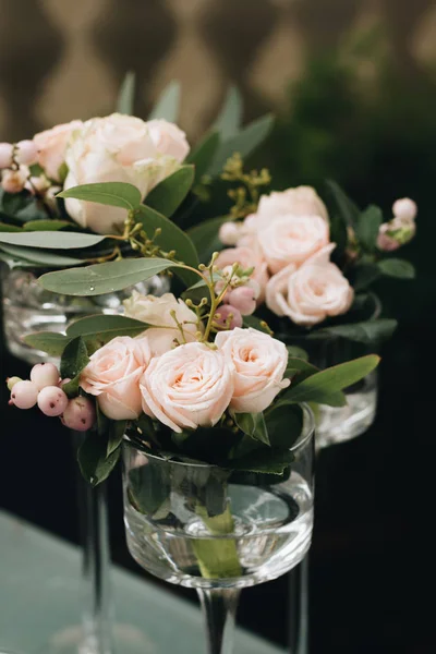 Blumen Auf Dem Tisch Eleganter Blumenschmuck — Stockfoto