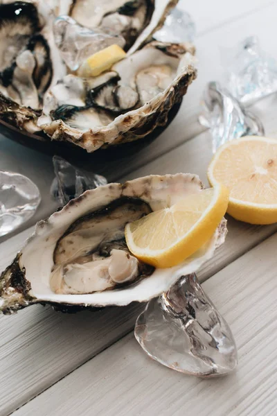 Deliciosas Ostras Con Limón Mariscos Delicadeza — Foto de Stock