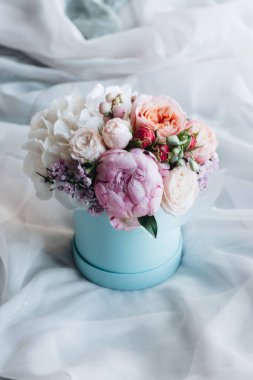 güzel bahar buket kutusunda ihale çiçekli