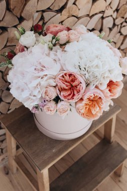 güzel bahar buket kutusunda ihale çiçekli