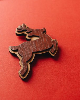 El yapımı ahşap geyik kırmızı zemin üzerine, Noel biblo 