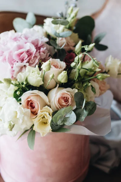 Vackra Våren Bukett Med Anbud Blommor Rutan — Stockfoto