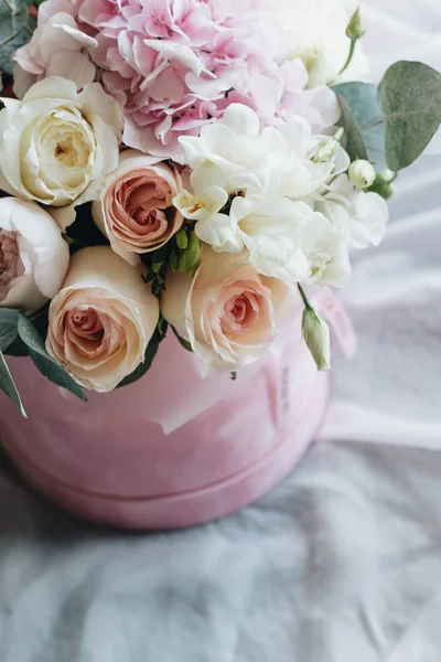 Hermoso Ramo Primavera Con Tiernas Flores Caja —  Fotos de Stock