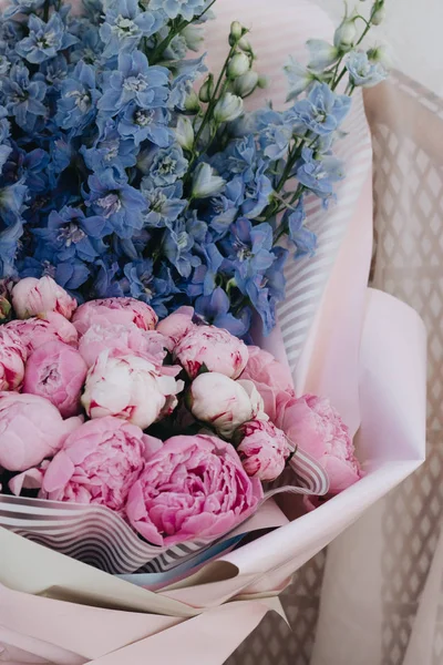 Prachtige Lente Boeket Met Tedere Blauwe Roze Bloemen — Stockfoto