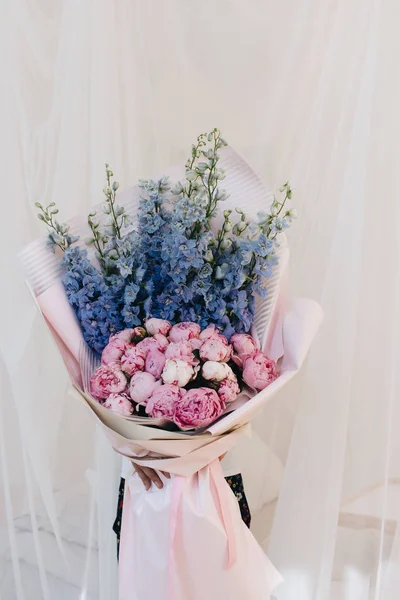 Hermoso Ramo Primavera Con Tiernas Flores Azules Rosas — Foto de Stock