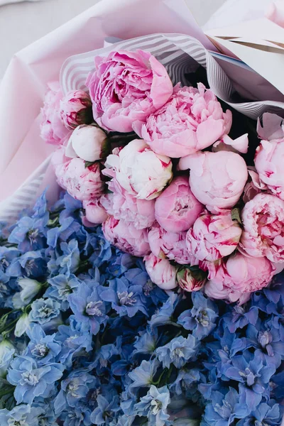 Prachtige Lente Boeket Met Tedere Blauwe Roze Bloemen — Stockfoto