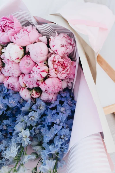 Hermoso Ramo Primavera Con Tiernas Flores Azules Rosas — Foto de Stock