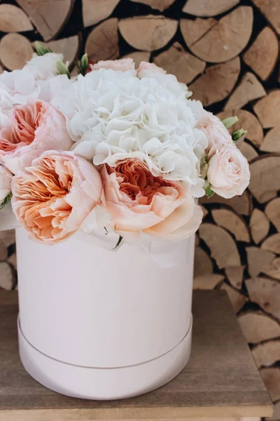 Hermoso Ramo Primavera Con Tiernas Flores Caja —  Fotos de Stock