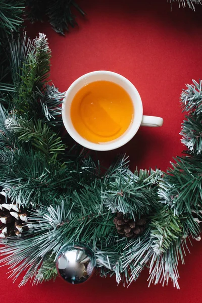 Рождественский Венок Шишками Красными Шариками Праздничное Оформление Чашка Чая — стоковое фото