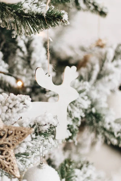 Zdobené Vánoční Strom Zasněžené Větvičky Jelen Cetka — Stock fotografie