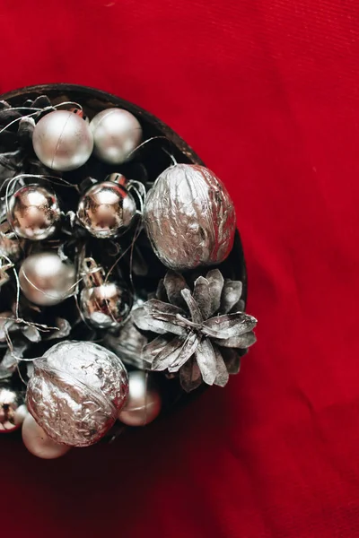 Decoração Natal Com Bolas Prata Bugigangas Cones Pinho Fundo Vermelho — Fotografia de Stock