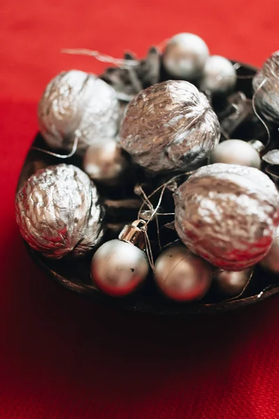 Decoración Navideña Con Bolas Plata Bolas Conos Pino Sobre Fondo — Foto de Stock