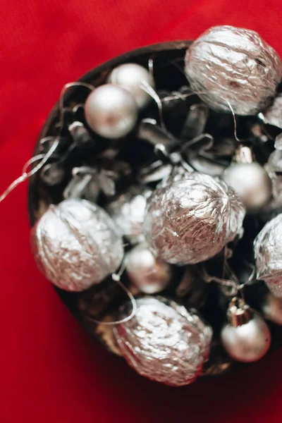 Decoración Navideña Con Bolas Plata Bolas Conos Pino Sobre Fondo — Foto de Stock