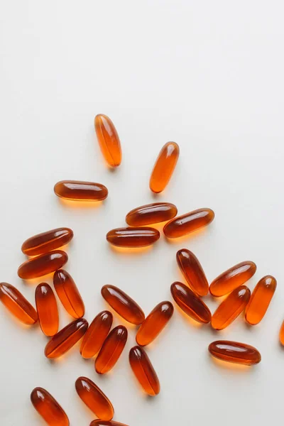 一堆分散胶囊与欧米茄3药物 — 图库照片