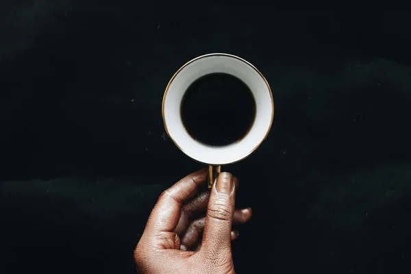 Kvinnliga Handen Håller Kopp Kaffe Svart Bakgrund — Stockfoto