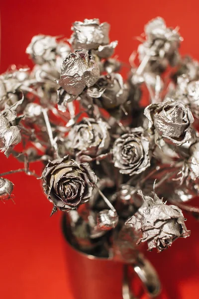 Рождественские Украшения Серебряными Розами Красном Фоне — стоковое фото