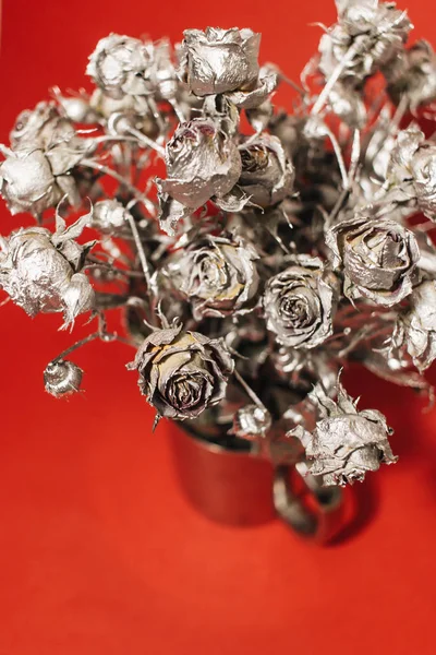 Decoración Navideña Con Rosas Plateadas Sobre Fondo Rojo — Foto de Stock